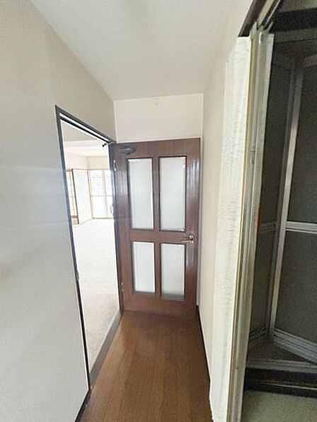 【リフォーム企画中】新しいフロアタイルを張ります。建具も交換いたします。