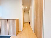 【廊下】建具も全て新品に交換しました。