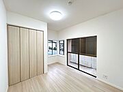 1階の洋室の写真です。リビング以外にお部屋があると老後も安心ですね。
