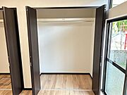 クローゼットは枕棚とハンガーパイプを新設しております。ロングコート等のお洋服の収納に助かりますね。