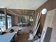 【リフォーム中写真】リフォーム後は床の重ね張り、クロス張替え、照明交換等行い、LDKの一部に間取り変更を行います。