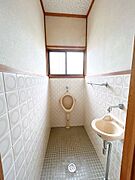【トイレ】この住宅には2つトイレがついており、男性用便器も設置されています。