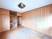 【洋室】6帖の洋室です。和室とは違う使い方できて、物置スペースとしても使うことができて便利ですね。