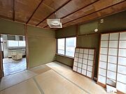 【リフォーム前/洋室】6.5帖洋室の別角度です。床・壁・天井の張替えを行い、一新いたします。6.5帖あると広いお部屋になりますね。