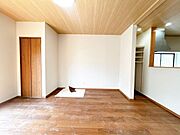 【リフォーム中・6/6撮影】1階南東側6畳和室別アングルです。続き間敷居部分に壁を立ち上げ奥の居室と独立で使用できるよう仕上げます。