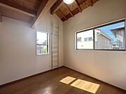 【リフォーム済み】2階北側洋室です。クロス張替え、照明設置を行っっております。