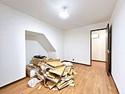 【リフォーム中・5/30撮影】1階階段側のお部屋は洋室に間取り変更予定です・壁天井クロス張替え、床フロアタイル仕上げ、照明交換を行います。