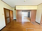 【リフォーム中5/31撮影】リビングは、奥の和室2間とつなげて20帖以上に変更予定です。