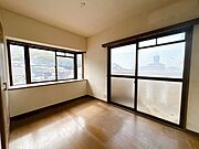 【リフォーム中5/17撮影】北側洋室です。壁・天井はクロスを張り替え、照明はLEDを新設します。