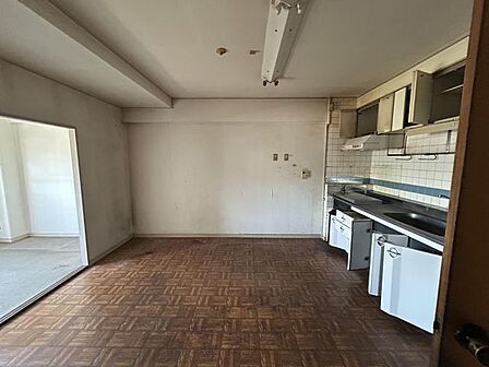 【リフォーム予定】リビング別アングルです。壁・天井はクロス張り替え、照明も新品に交換予定です。家族団欒の時間をゆっくりを過ごせるような空間に仕上げていきます。