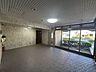 エントランス：【共用部】エントランスには掲示板があります。エレベーターを待っている間にお知らせを確認したりできますね。