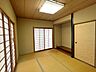 和室：【リフォーム中10/12】1階リビング横の7帖の洋室です。和室から使いやすい洋室に間取り変更する予定です。寝室や趣味のお部屋など、様々な用途で活用できますね。