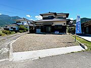 【リフォーム済】駐車場は整地し、砕石で敷き込みで仕上げました。間口はコンクリート仕上げをしています。