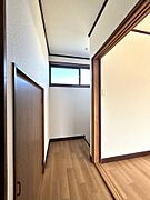 【リフォーム済】2階の廊下は壁・天井のクロスを張り替えました。