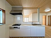 【リフォーム済】キッチンは部屋の雰囲気に合わせてスムースホワイトを選択しました。