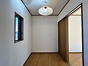 【リフォーム済】2階東側洋室には納戸がございます。壁のクロス張替えを行いました。廊下からも入ることができるので、掃除用具や季節ものなども収納しておくこともできますよ。