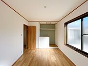 【リフォーム済】2階南西側洋室の収納は、オープンクローゼットで仕上げました。真ん中を壁で仕切り、向かって右側には枕棚とハンガーポールを新設しました。