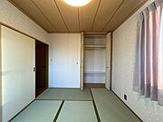 【リフォーム済】別アングルから見た2階6畳和室です。クリーニングをおこないました。