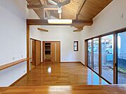 【リフォーム済】リビングはクロスの張替えを行いました。デザイン性のある天井がおしゃれですね。