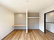【リフォーム済】2階和室の押し入れ部分は机、床の間はオープンクローゼットに仕上げました。