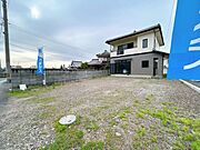 【リフォーム中】外構は、道路との境目がわかるように一部土間を打ちます。お引き渡し後にアレンジができるように今回の弊社のリフォームではあえて大きく手は加えない予定です。施工希望の場合は、工務店のご紹介…