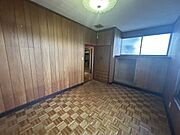 【リフォーム中】別アングルから見た2階東側洋室です。クロス張り替え、フロア重ね張り、照明交換をおこないます。