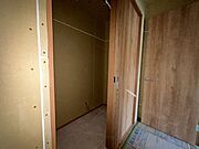 【リフォーム中】トイレは新品交換予定です。クロス張り替え、クッションフロア重ね張り、照明交換をおこないます。