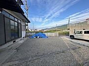 【リフォーム中】庭木は一部撤去します。駐車4台に車庫もあります。