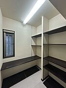【リフォーム中】キッチン横のパントリーは床クリーニング、天井・壁クロス張替を行います。