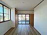 室内：【リフォーム済】2階西側の納戸は洋室に間取り変更致しました。作業用の机も作成しました。書斎やお子様の勉強部屋等にいかがでしょうか。