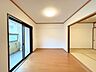 寝室：【リフォーム済】南側洋室はクロス・フロア張替を行いました。南面採光なので明るいお部屋になります。