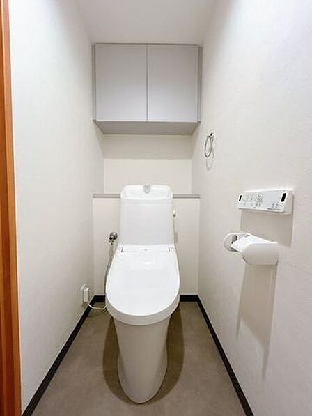 【リフォーム済】トイレはLIXIL製の温水洗浄機能付きに新品交換しました。キズや汚れが付きにくい加工が施してあるのでお手入れが簡単です。直接肌に触れるトイレは新品が嬉しいですよね。
