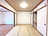 和室：【リフォーム済】和室は畳表替、クロス張替を行いました。収納がありますので、お布団を始め様々なものを収納できます。