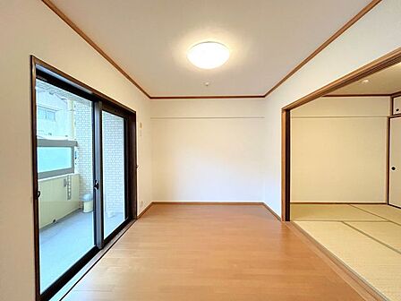 【リフォーム済】南側洋室はクロス・フロア張替を行いました。南面採光なので明るいお部屋になります。