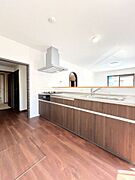 【リフォーム済】キッチンは幅約270cmと広々しています。