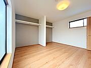 【リフォーム済】2階南西側洋室は、フロア・クロス張替え、建具交換、照明交換をおこないました。