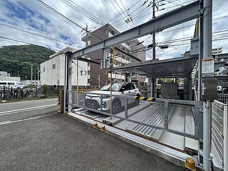 敷地内に機械式の駐車場を1台分借りております。(高さ1800まで。画像車両はトヨタライズ。)