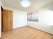 【リフォーム済】南東側洋室です。クロス・フロア張替え、建具交換、照明交換をおこないました。