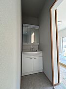 【リフォーム中】洗面化粧台は三面鏡タイプを採用しました。朝の支度がしやすく、見た目もすっきりします。