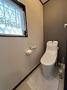 【現況】1Fトイレです。クッションフロア・クロス張替え、トイレ本体のクリーニングをおこないます。