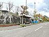 周辺：バス停 【周辺環境】湯の山ニュータウン停留所まで約140m（徒歩2分）