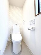 （リフォーム済）トイレは天井・壁のクロスを貼り替え、床をクッションフロア貼りにしました。温水洗浄付き便器に交換も行い清潔に仕上げています。2箇所あるのも嬉しいですね。