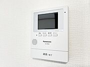 （リフォーム済）インターホンはテレビモニターつきドアホンに交換し、親機をLDKに設置しました。来客の顔を見て応対できますので、お子様のお留守番も安心ですね。