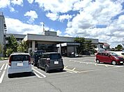 三木町役場まで1800ｍ、車で4分です。各種届出、証明書類などは、ここで取得できます。税金、介護や子育て支援など利用する機会が多い施設が近いのは嬉しいですね。