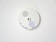 （リフォーム済）キッチンに熱式、居室に煙式の火災警報器を設置しました。電池式薄型単独型で、電池寿命は約10年です。ご家族の安全を天井から見守ってくれますよ。