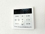 （リフォーム済）給湯パネルはお風呂とキッチンの2ヶ所に設置しました。家事の傍ら、スイッチひとつでお風呂のお湯張りもできますよ。自動停止でうっかり止め忘れも防げる嬉しい仕様です。