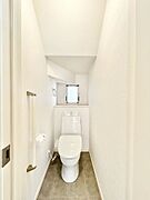 （リフォーム済）1階トイレは、ジャニス製の温水洗浄機能付きに新品交換しました。キズや汚れが付きにくい加工が施してあるのでお手入れが簡単です。直接肌に触れるトイレは新品が嬉しいですよね。