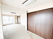 （リフォーム前）2階オープンクローゼットです。天井・壁はクロスの張替、床はフローリング仕上げにする予定です。