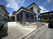 【リフォーム済】駐車場の拡張工事、外部塗装等行いました。車の出入りがしやすい状態に仕上げました。建物は大手ハウスメーカーセキスイハイム施工の軽量鉄骨造です。