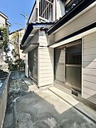 【外観】建物南面にはスペースがあり、物置などを置いていただけます。